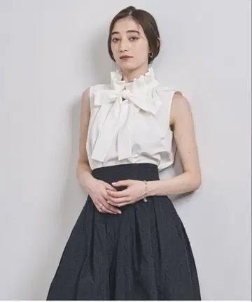 united arrows 개더 프릴 리본 슬리브리스 블라우스 화이트