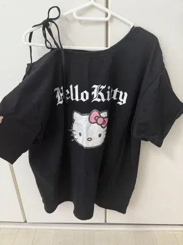 HELLOKITTY 콜라보 오프숄더 빅 티셔츠 키티 헬로키티 티셔츠