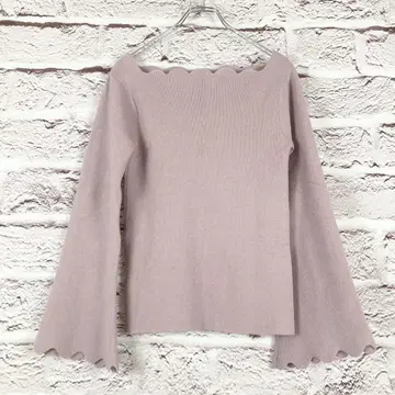 r237 Rose Farm 옅은 핑크 스캘럽 넥 니트