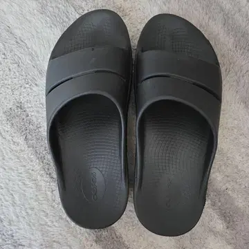 Oofos 블랙 슬립온 샌들