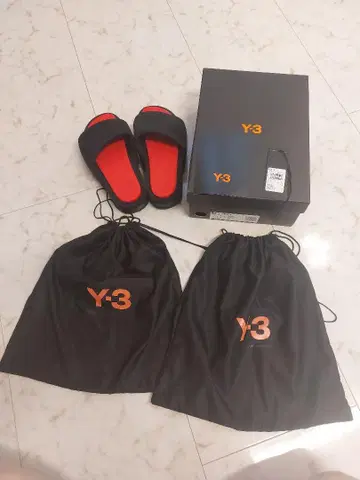 Y-3 블랙/레드 슬라이드 샌들