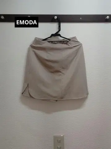 미사용 새상품 EMODA 베이지 슬릿 타이트 스커트