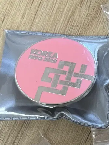 핑크색 한국 핀 배지와 하이디 캔뱃지 2개