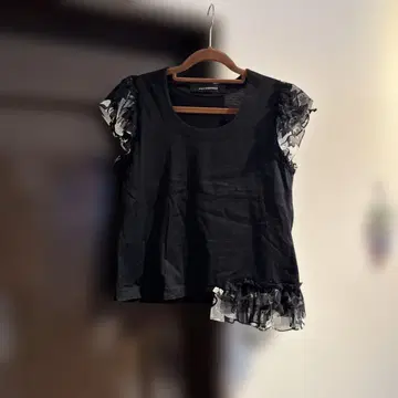 사에라 POTECHINO 프릴이 달린 블랙 반팔 티셔츠