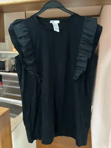 프릴이 달린 블랙 슬리브리스 튜닉