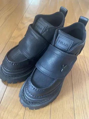 YELLO 블랙 부츠 통굽