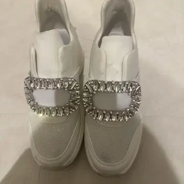 비쥬가 달린 스니커즈