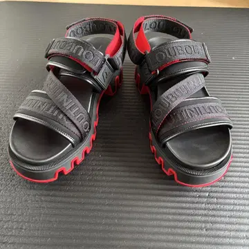 Christian Louboutin 스트랩 샌들