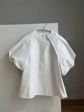 MACHATT (마챠트) 화이트 벌룬 슬리브 셔츠