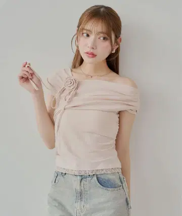 Chico 로즈 초커가 달린 원숄더 밑단 레이스 T