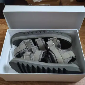 그레이 샌들 벨크로 스트랩