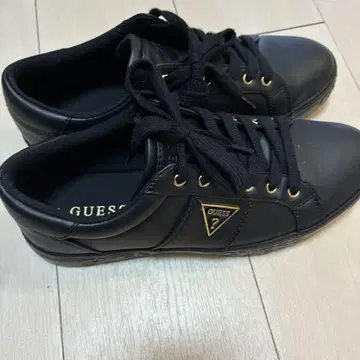 GUESS 블랙 스니커즈