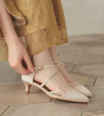 커브 메쉬 크로스 스트랩 파티 펌프스