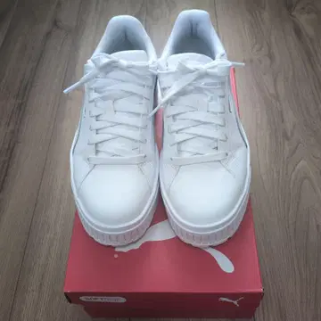새상품급 Puma 화이트 스니커즈 카르멘 2