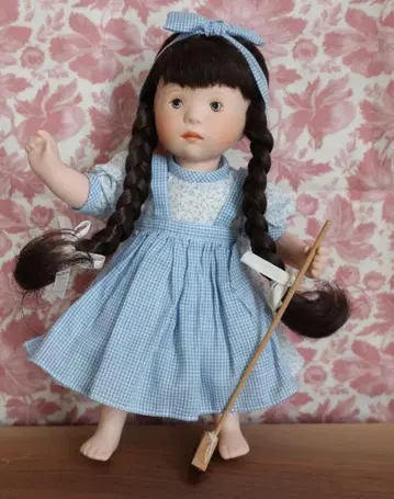 실비아 나테라 인형 '7일간의 아이들'에서 토요일의 아이들 샐리