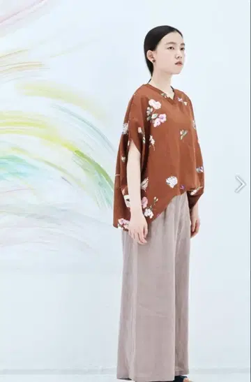 꽃무늬 슬리브리스 블라우스
