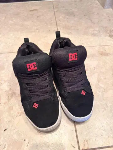 DC 블랙/레드 스니커즈