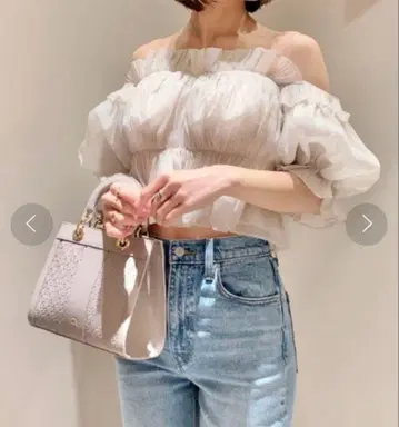 SNIDEL 볼륨 개더 프릴 오프숄더 블라우스 아이보리