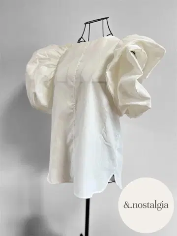 미사용 새상품 안드닷 노스탤지어 퍼프 리브 화이트 볼륨 반팔