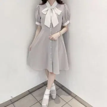 그레이 리본 포함 무릎 기장 원피스