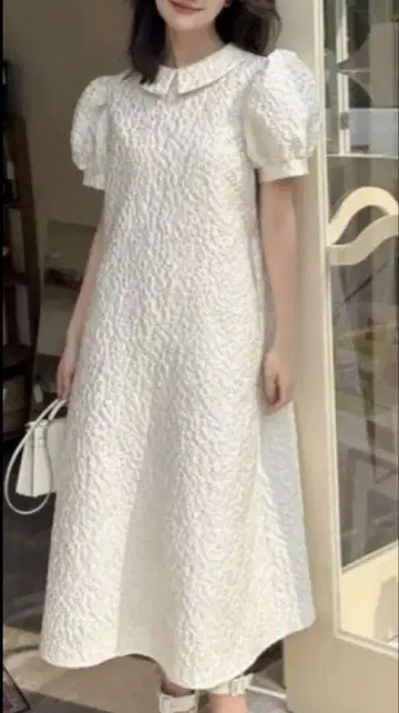 화이트 카라 부착 퍼프 슬리브 원피스
