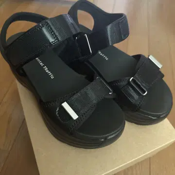 오리엔탈 트래픽 샌들