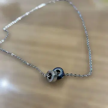 실버와 블루 목걸이