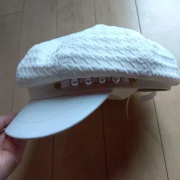 화이트 헌팅 캡, 펄 장식