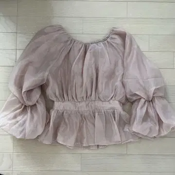 NATURAL BEAUTY BASIC 시어 개더 페플럼 블라우스
