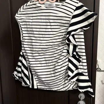 AVIE 스트라이프 프릴 반팔 상의