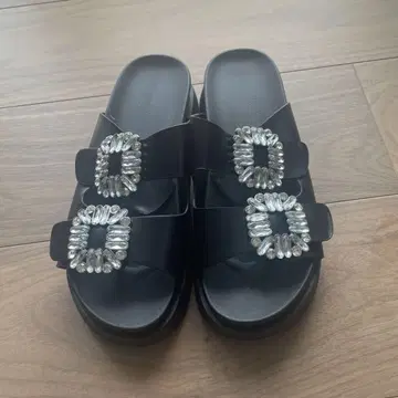 비쥬가 달린 블랙 슬라이드 샌들