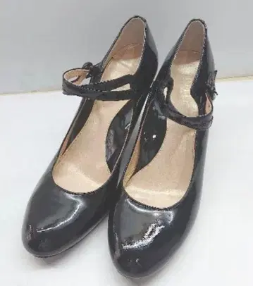 Pitti feminine 에나멜 스트랩 펌프스