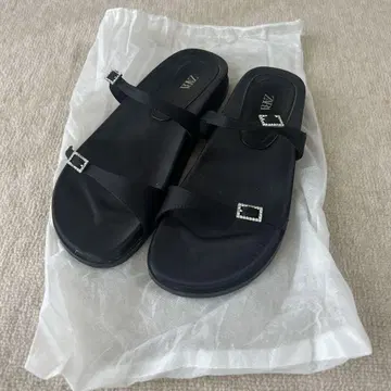 자라 블랙 스트랩 샌들 스톤 장식