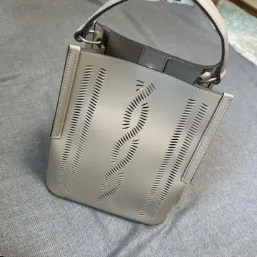 그레이 가죽 핸드백 컷 아웃 디자인