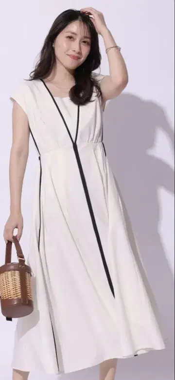 앱와이어 배색 턱 원피스