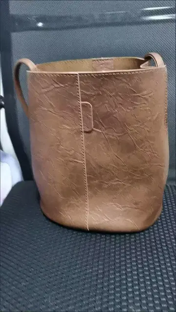 브라운 합성 피혁 버킷형 숄더백