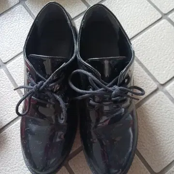 광택 블랙 레이스업 슈즈