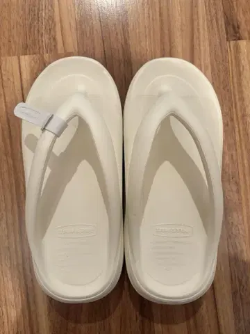 TAW&TOE 통굽 샌들 화이트