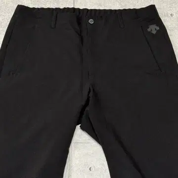새상품급 데상트 MOVE SPORT 블랙 이지 팬츠