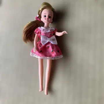 딸기 무늬 드레스를 입은 리카짱 인형