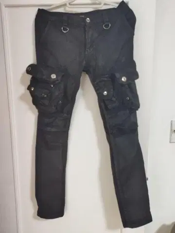 카고 포켓이 있는 슬림 핏 데님 팬츠 블랙