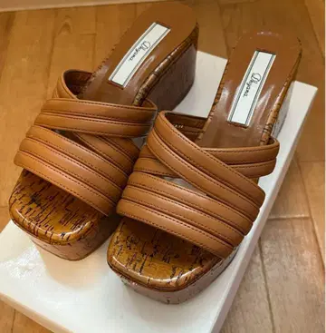 브라운 크로스 스트랩 뮬 약 8cm 힐