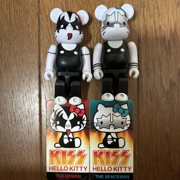 베어브릭 HELLO KITTY KISS 100%