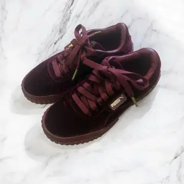 푸마 버건디 벨벳 스니커즈 23.5cm
