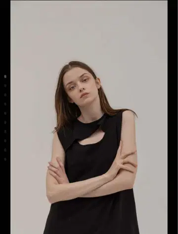 UNOF 블랙 FRONT CUT TANK TOP