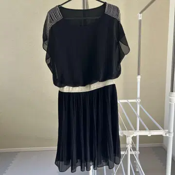 비즈 장식 블랙 드레스