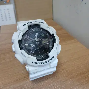 GA-110GW CASIO 지샥 작동 중 액정 반전 화이트