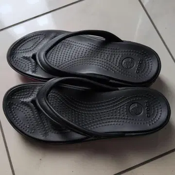 단종 상품 및 새상품급 Crocs 블랙/핑크 통굽 샌들