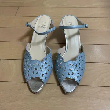 새상품 히미코 라이트 블루 컷 아웃 디자인 샌들 24.5cm