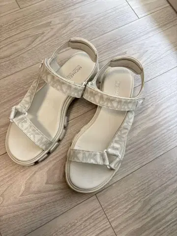 Michael Kors 화이트 PU 샌들